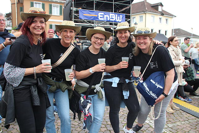 Die Freundinnen Manu Markhart, Stefanie Rau, Melanie Mäder, Denise Kuntner und Simone Bühler aus Unteruhldingen haben vor dem Konzert ...