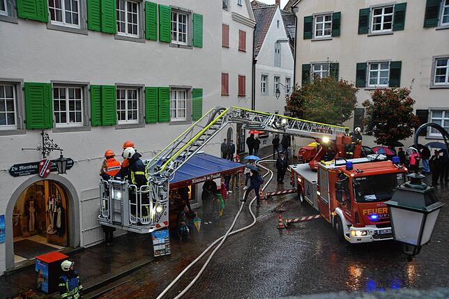 In der Höllgasse wurde es eng für die Drehleiter von der Nachbarwehr aus Uhldingen.