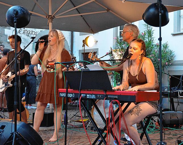 Five Senses rockt den Schlosshof. Die Musiker überzeugen das Publikum mit einer gelungenen Mischung aus Rock, Pop und Oldies.