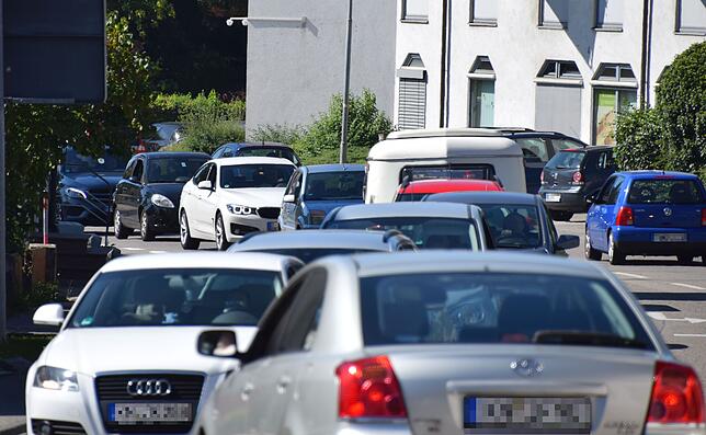 Die Blechlawinen in der Straße Stadtwall in beiden Richtungen.