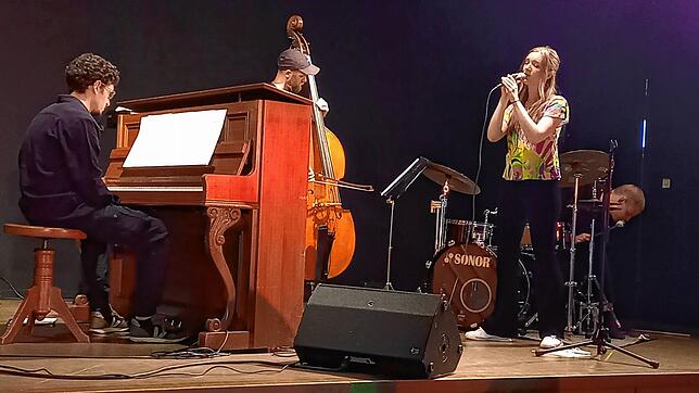 Endlich wieder auf der Bühne stehen: Die Kölner Jazz-Sängerin Laura Totenhagen genießt den Auftritt beim Villinger Jazz-Club im Exil im ...