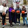 Ihre Verkleidung soll ans Schloss und an Basketball erinnern. Der angehende Jugendgemeinderat (v.l.): Thore Westphal, Lilli Garschke, ...