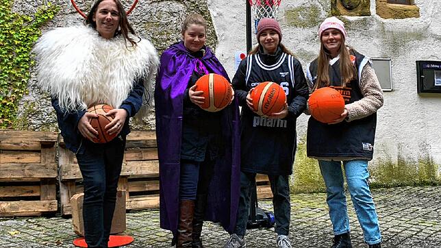 Ihre Verkleidung soll ans Schloss und an Basketball erinnern. Der angehende Jugendgemeinderat (v.l.): Thore Westphal, Lilli Garschke, ...
