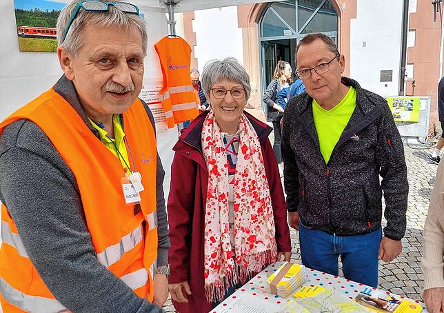 Heinz Oswald, angehender Lokführer, informierte am Stand der Ferienregion Nördlicher Bodensee über die Räuberbahn, die seit dem 16. ...