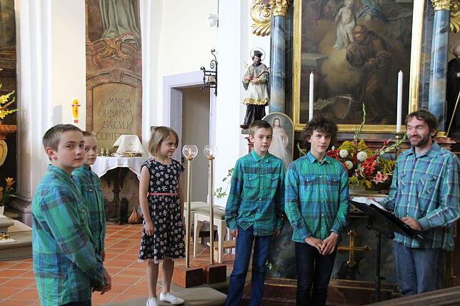 Der Familienchor Josef Kraft bereicherte mit seinen Klängen den Gottesdienst in der Klosterkirche beim Klosterfest im Kloster Marienburg ...