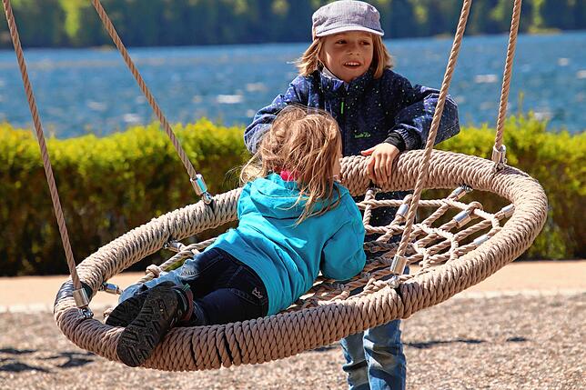 Bild 3: Spielplatzcheck: Lioba und Jakob klettern, springen, hüpfen, hangeln und schaukeln sich für uns durch die Landesgartenschau