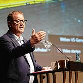 OB Jürgen Roth will Antworten liefern: Wie geht der Energie-Umstieg für Bewohner der denkmalgeschützten Innenstadt. Bild: Hans-Jürgen Götz