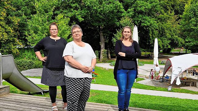 Jasmin Lutz, Brigitte Bauernfreund und Mona Kayan (v.l.) sind Kita-Leiterinnen in Friedrichshafen. &bdquo;Dem Fachkräftemangel mit noch ...