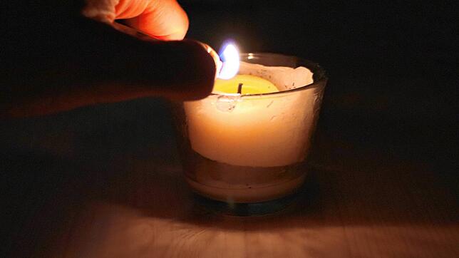 Da helfen nur noch Kerzen: Im Falle eines Stromausfalls müssen sich Betroffene mit Notfall-Lichtern helfen.
