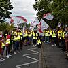 Streikende Mitarbeiter der Hügli stehen vor dem Betriebs-Gebäude. Sie wollen mehr Lohn.