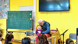Die etwas andere Schulstunde mit Uli Führe: Er lässt den alemannischen Dialekt gesanglich und mit Handpuppe in der Talschule Wehr ...