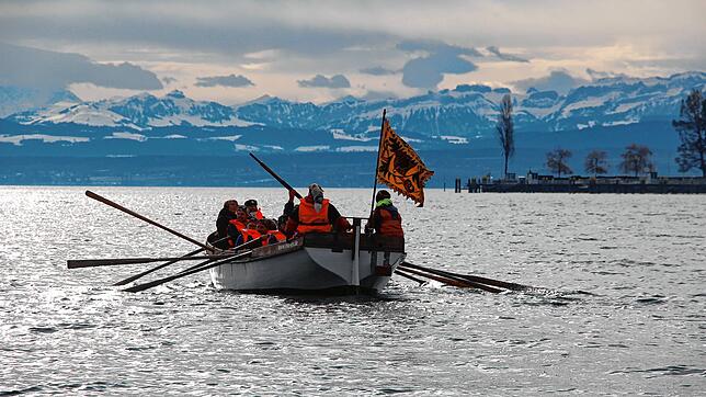 Vor der Kulisse der Alpen ruderten gestern Vormittag Narreneltern, -räte und -gesellen zur Insel Mainau (rechts) anlässlich ihrer ...