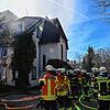 Zahlreiche Einsatzkräfte eilen am Mittwochvormittag in die Bergstraße in Königsfeld, um einen Gebäudebrand zu bekämpfen. Der Brand brach ...