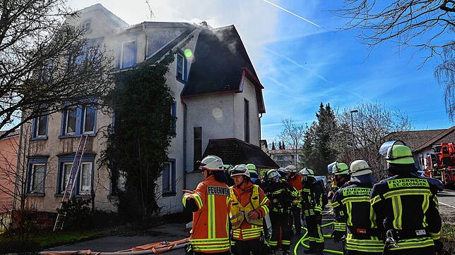 Zahlreiche Einsatzkräfte eilen am Mittwochvormittag in die Bergstraße in Königsfeld, um einen Gebäudebrand zu bekämpfen. Der Brand brach ...