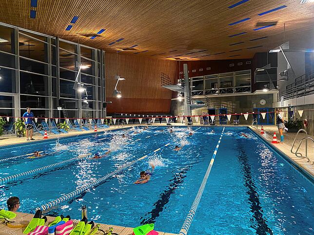 Der Schwimmclub beim Training im Mai.