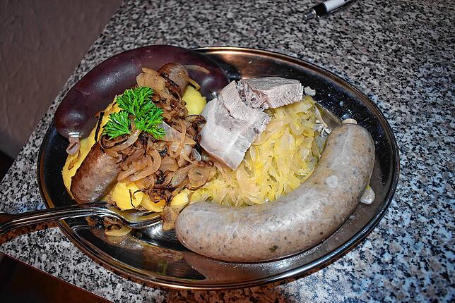 Blut- und Leberwurst, Bratwurst und Kesselfleisch – eine Mahlzeit, die im Herbst und Hausschlachtungen ihren Ursprung hat.