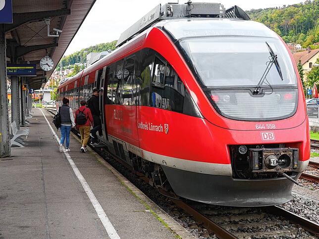 Noch fahren auf der Hochrheinbahn Dieseltriebwagen wie dieser der Baureihe 644 im Bahnhof Waldshut.