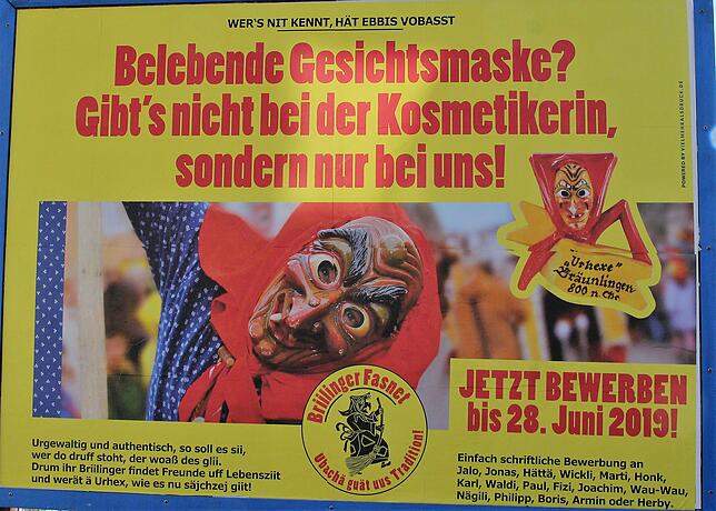 Werbeplakate am Straßenrand fordern dazu auf, sich bei den Urhexen zu melden.