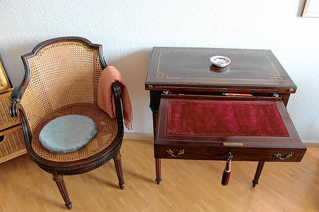 Dieser kleine Schreibtisch mit Original-Samtbezug aus dem 18. Jahrhundert kann auch als Schminktisch umfunktioniert werden und wurde von ...