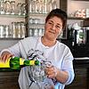 Schenkt bald die letzten Getränke im BM aus. Inhaberin Gamze Celik hat das Café-Bistro verkauft und zieht in eine andere Stadt.