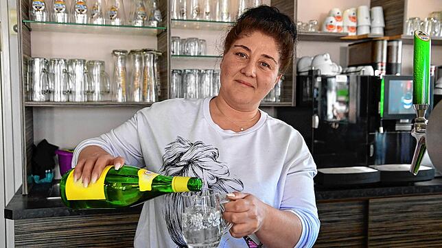 Schenkt bald die letzten Getränke im BM aus. Inhaberin Gamze Celik hat das Café-Bistro verkauft und zieht in eine andere Stadt.