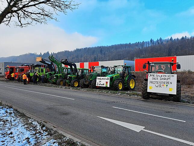 Die ersten Traktoren treffen ein.
