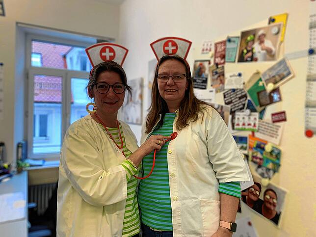 Sind auch kostümtechnisch für alle Notfälle gerüstet: Nilgün Pfeiffer (links) und Nicole Schmolinsky aus dem SÜDKURIER-Sekretariat.