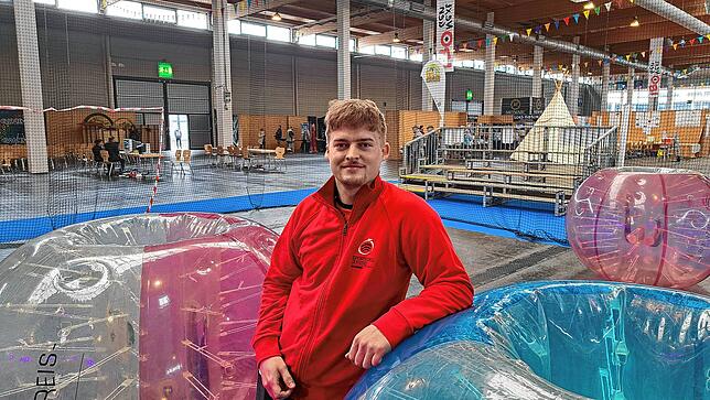 Marc Franzen von der Sportkreisjugend Bodensee beim Bubble Soccer in der Jugendhalle der IBO 2024. Am Schülertag gibt es schon einiges ...
