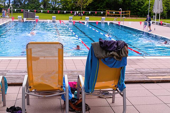 Bild 3: Endlich! Badegäste freuen sich über Start der Freibadsaison