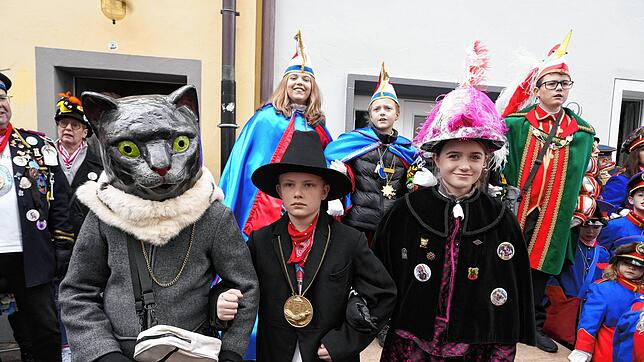 Endlich haben sie im Riet ihren kleinen Kater (Julian Senk) wieder. Neben ihm der kleine Rietbürgermeister (Lukas Giesser) und die ...