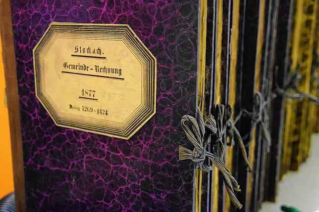 Bild 13: Spannende Einblicke in Stadtarchiv: Bilder von der Arbeit eines Restaurators und wie Jahrhunderte alte Rechnungen aussehen