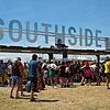 Eingang des Southside-Festivals: Mehrere hundert Besucher warten darauf, auf das Gelände zu dürfen.