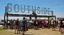 Eingang des Southside-Festivals: Mehrere hundert Besucher warten darauf, auf das Gelände zu dürfen.