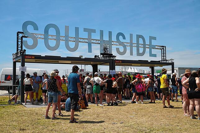 Eingang des Southside-Festivals: Mehrere hundert Besucher warten darauf, auf das Gelände zu dürfen.