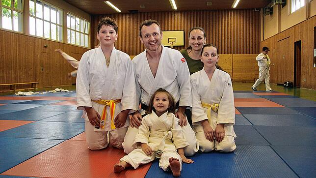 Bei Familie Diaconu dreht sich alles um den Judo-Sport. Unser Bild zeigt kniend von lins Kevin, Terry, Octavia und Diana. Aber auch die ...