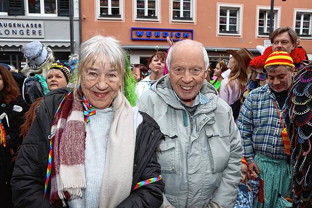 Bild 10: Schmotziger Dunschtig 2024: Mäschgerle aller Generationen feiern auf der Marktstätte