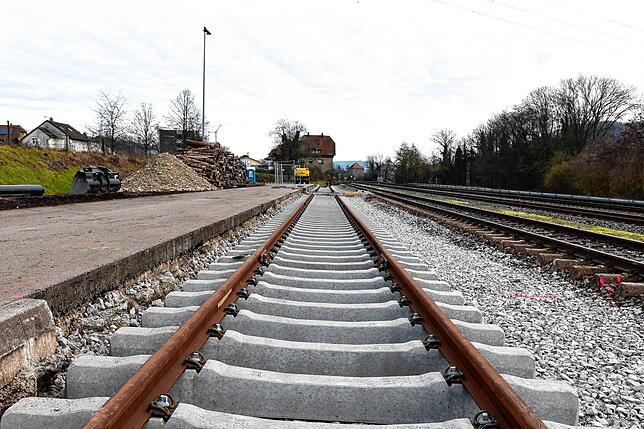 In den vergangenen Wochen wurden bereits die Schwellen am Holzverladeplatz Rhina ausgetauscht. Hier sollen die Transformatoren per Bahn ...