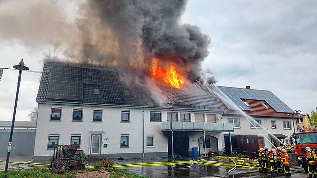 Die Flammen schlagen aus dem Dach des Wohngebäudes.