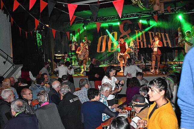 Die Band Ob8Blech brachten am Abend den Saal im Haus des Gastes zum Beben. Bilder: Ursula Ortlieb