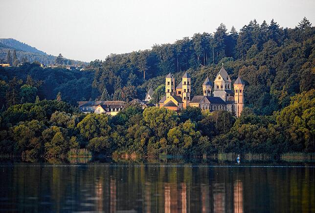 Das Kloster Maria Laach ist 930 Jahre alt. Es liegt am Laacher See in der Eifel.