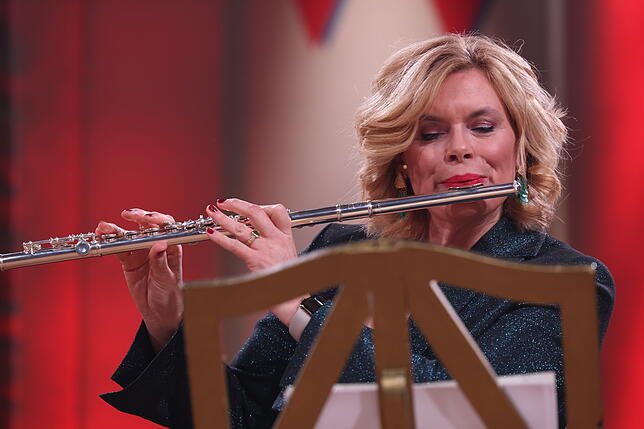 Sie bringt den Narren die Flötentöne bei. Julia Klöckner stellt auf der Bühne der Jahnhalle unter Beweis, dass sie sehr wohl von Tuten ...