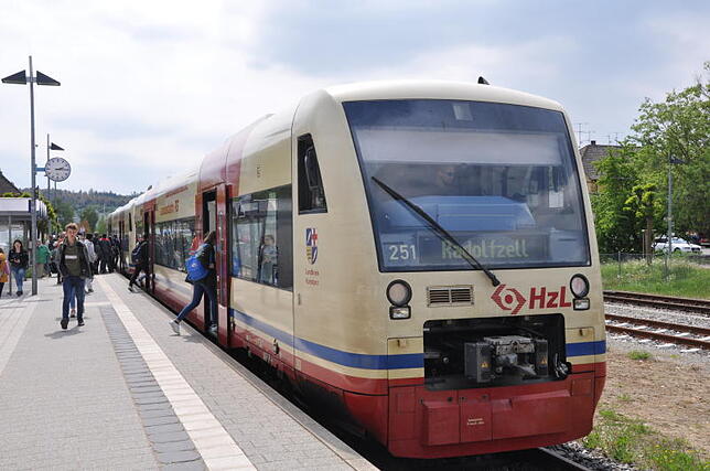 Das Seehäsle, ebenfalls dieselgetrieben, hält im Bahnhof von Stockach. Auch hier könnte man bald mit Strom fahren.