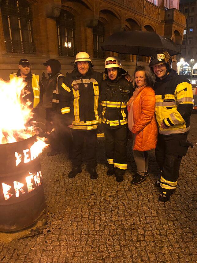 Kai Eichler mit Ehefrau Doreen und Kollegen an der Berlin-Brennt-Tonne vor dem Roten Rathaus.