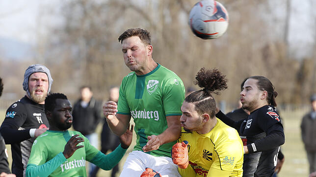 Augen zu und durch: Der Donaueschinger Christoph Erndle (mitte) setzt zum Kopfball an. Villingens Torhüter Andreas Hoxha kommt zu spät. ...