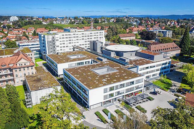 Das Konstanzer Klinikum. In der Bildmitte der Landeplatz für Hubschrauber, über den Patienten aus Frankreich eingeliefert wurden.