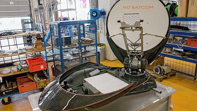 Eine der vielen mobilen Lösungen von ND Satcom. Eine Anlage die wie eine Dachbox auf ein Fahrzeug montiert werden kann.