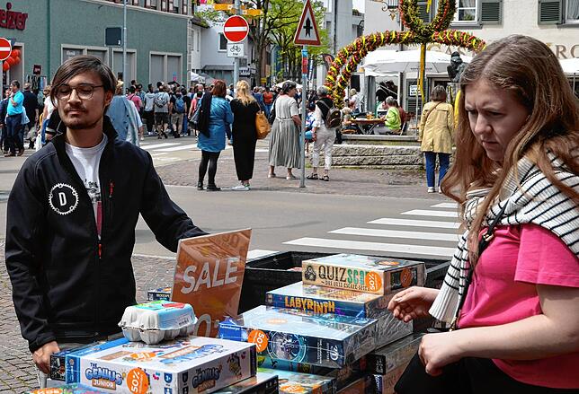 Beim verkaufsoffenen Sonntag kann man in und vor den Geschäften stöbern, hier ein Bild vor der Buchhandlung Ravensbuch vom Dixiefest 2023.