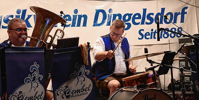 Auch der Musikverein Dingelsdorf unterhält die Besucher auf dem Herbstfest. Dieses Bild zeigt die Bühne samt Musikern beim Auftritt im ...