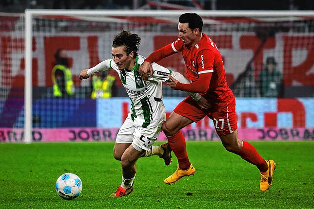 Mönchengladbachs Rocco Reitz (l) und Freiburgs Nicolas Höfler (r) im Zweikampf.