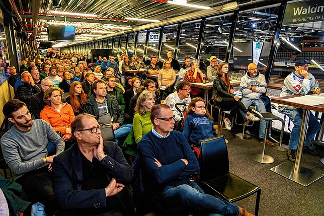 Interessiert verfolgen zahlreiche Fans die Präsentation der Stadionumbaupläne im ViP-Raum der Helios-Arena. Unter den Gästen auch OB ...